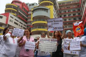 Enfermeros cumplen quinto día de protestas y continúan en paro