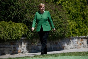 Merkel está abierta a una reforma migratoria de la UE pero es cauta sobre la eurozona