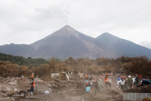 Esposa de Pence y primera dama de Guatemala visitan afectados por erupción