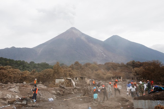 Members of a rescue team and volunteers work at an area affected by the Fuego volcano at San Miguel Los Lotes in Escuintla, Guatemala June 10, 2018. REUTERS/Carlos Jasso
