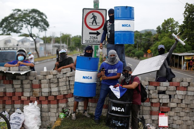 Demonstrators stand at a barricade during a protest against Nicaraguan President Daniel Ortega's government in Nindiri, Nicaragua, June 5, 2018. REUTERS/ Jorge Cabrera