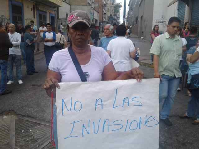 Vecinos de la parroquia Altagracia en Caracas protestando por las invaciones | Foto: Dayanakrays