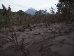 Nuevos deslizamientos complican búsqueda de desaparecidos por volcán en Guatemala