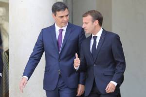Macron y Sánchez plantean centros de desembarco de inmigrantes en suelo de UE