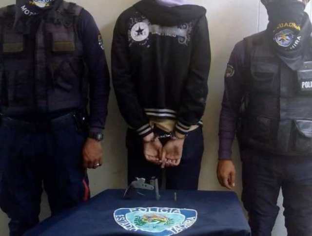 El liceísta detenido con un arma de fuego en su poder, quedó a disposición del Ministerio Público | Foto: Diario La Nacion