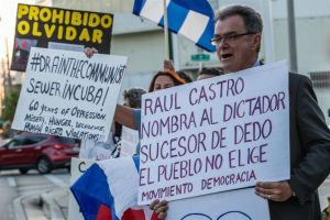 Exilio cubano recoge firmas en Miami para juzgar a Raúl Castro