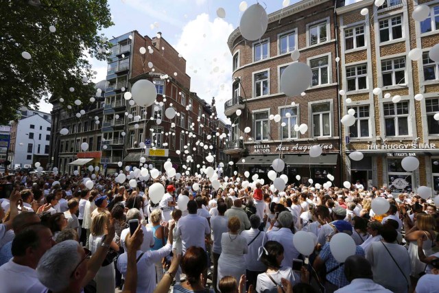  La gente participa en una marcha blanca para conmemorar a las víctimas de un tiroteo el 29 de mayo en Liege, en el espacio de Tivoli, en el centro de Lieja, el 3 de junio de 2018. Dos policías y un transeúnte murieron en un ataque el 29 de mayo en la ciudad belga de Lieja. El pistolero, identificado como Benjamin Herman, de 31 años, también es sospechoso del asesinato de una cuarta persona en la víspera de su ataque, dijo en una conferencia de prensa el portavoz de los fiscales federales, Eric Van Der Sypt. NICOLAS MAETERLINCK / BELGA / AFP