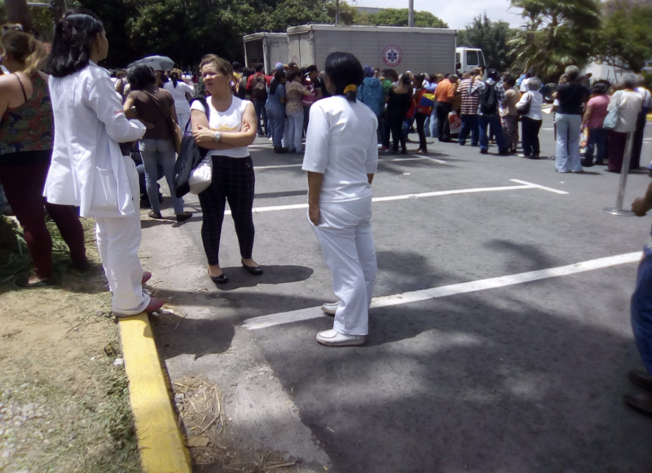 ¡Intento fallido! Gobierno regala cajas Clap para debilitar protesta de enfermeros del Clínico Universitario