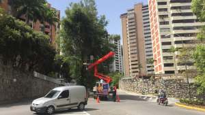 Daniela Barranco se sorprendió por ver funcionar los postes de luz en Caracas (Video)
