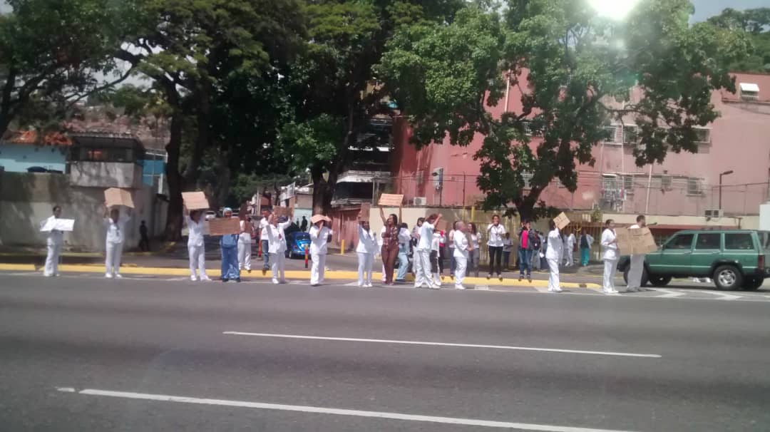 Siguen la protesta de enfermeros en la Clínica Popular de El Paraíso #27Jun