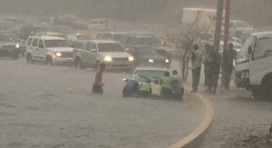 ¡Hasta el cuello! Distribuidor Altamira se inundó por las fuertes lluvias este #13Jun (Fotos)