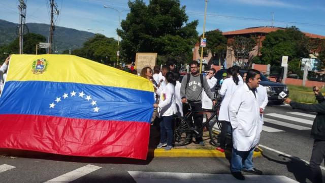 José María de Oliveira, Director de Corposalud, Marcos Méndez, médico, y Randdy Molina, chofer, fueron detenidos mientras trasladaban los insumos en un vehículo oficial (Foto: Leonardo León @leoperiodista)