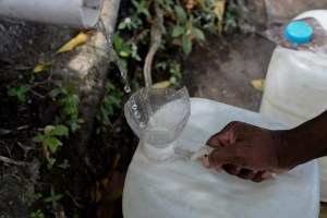 Bañarse con una botellita: La escasez de agua agobia a los venezolanos