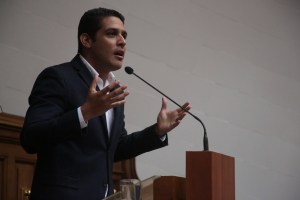 Los venezolanos no son una prioridad para el Gobierno, afirma Olivares