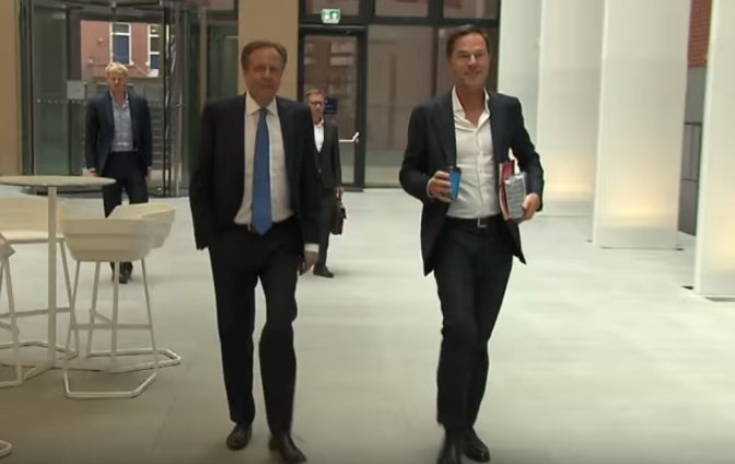 ¡Limpiando su desastre! Mira la cara del primer ministro holandés al derramar café en el congreso (Video)