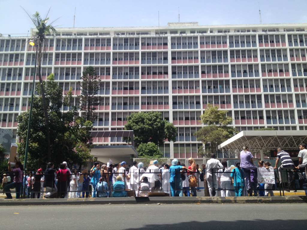 Por cuarto día consecutivo enfermeros de la Maternidad Concepción Palacios se mantienen en protesta #28Jun (fotos)