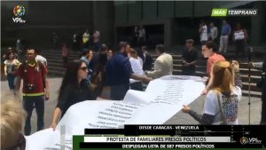 Familiares de presos políticos despliegan pancarta en frente a la sede de la Pnud (video)