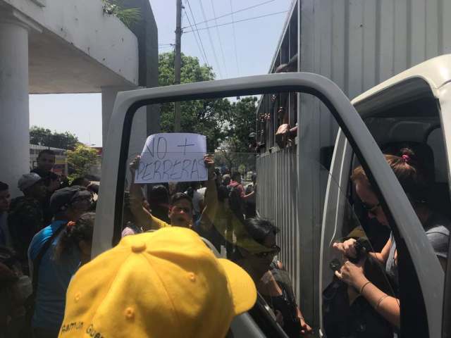 Foto: Protestan por falta de transporte público en Vargas / Cortesía 