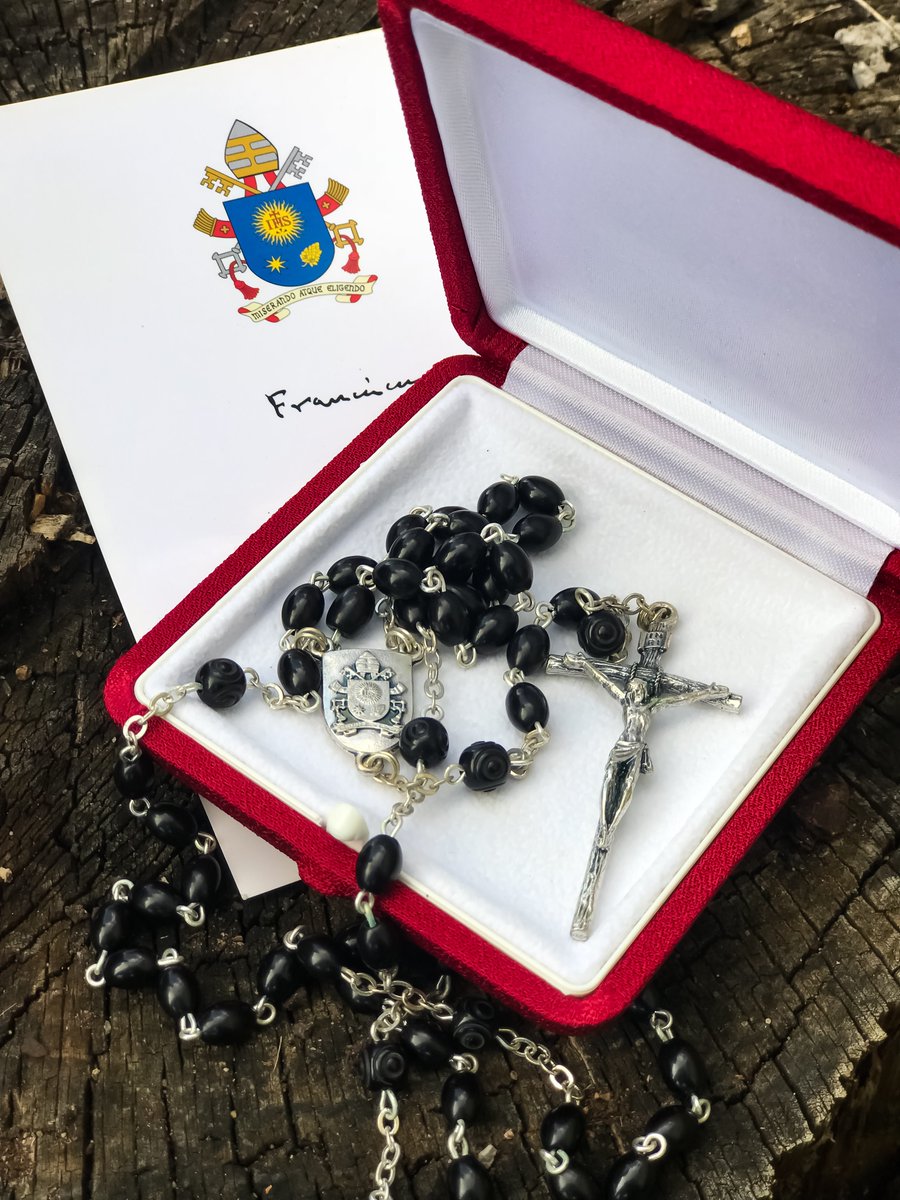 Adivina a quién el Papa le regaló un rosario (Foto)