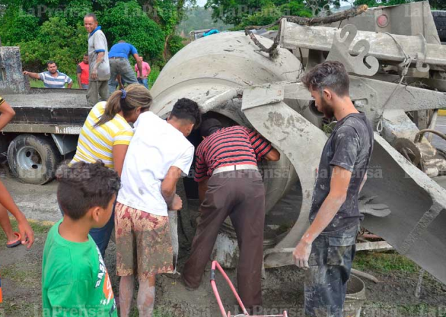Foto: Saquearon un camión de cemento en Barquisimeto / laprensalara.com.ve 