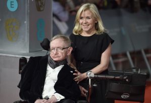 La hija de Stephen Hawking entró en shock cuando murió su padre