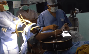 Este paciente tuvo que tocar una guitarra mientras le realizaban una cirugía de cerebro (video)