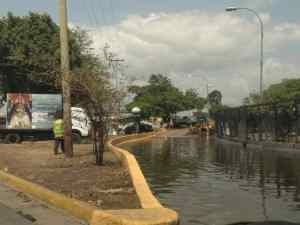 Ineficiencia bolivariana en fotos: Un charco de 24 horas que petrifica una autopista