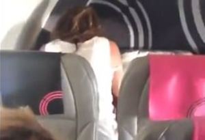 VIDEO sexual: Les provocó en el avión, se pusieron a hacerlo y los grabaron