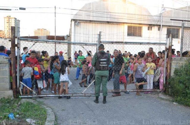 Foto: Barquisimetanos sobreviven con las sobras de comida en las escuelas / La Prensa