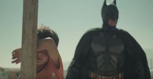 Se vale llorar… cuando Batman se le aparece a un niño refugiado (VIDEO)
