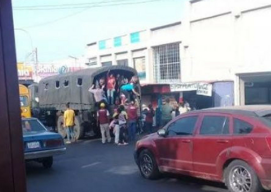 Foto: Utilizan camiones militares para cubrir el transporte público en el Zulia / Cortesía