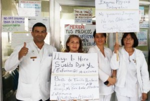 Enfermeras de Mérida no le temen a la lluvia para protestar #25Jun