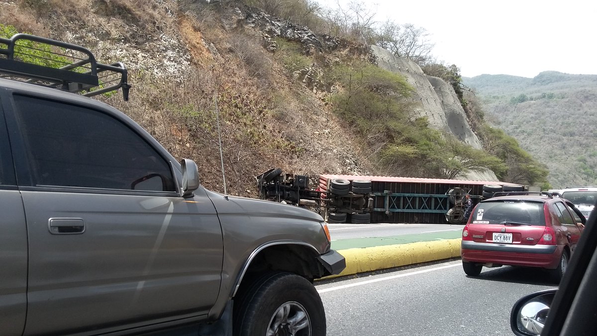 Reportan una gandola volcada en la autopista Caracas-La Guaira #28Jun (foto)