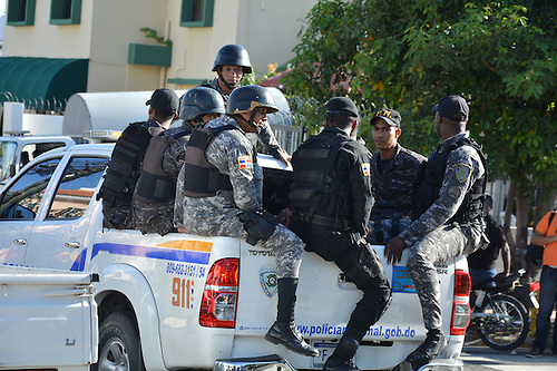 Policía dominicana anuncia que no aceptará como reclutas a hijos de madres solteras