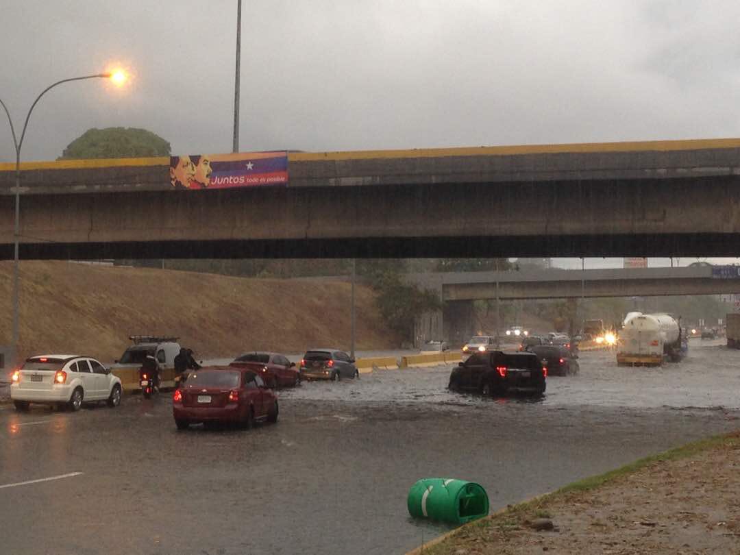 Empapados y sin transporte: La lluvia sorprendió a los caraqueños este miércoles (FOTO)