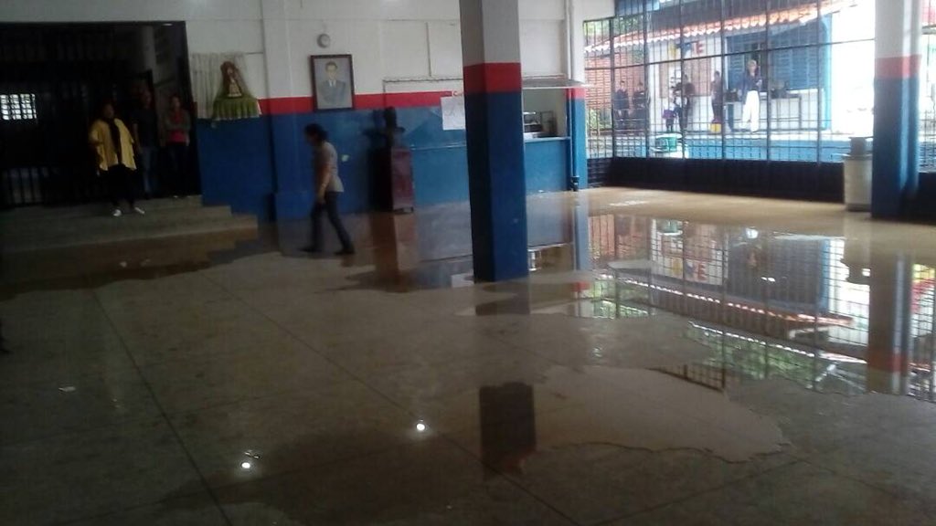 Escuelas y hospitales inundados tras desbordamiento de quebrada en San Cristóbal (Fotos y Video)