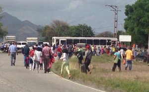 Vecinos trancan la redoma de Ocumare del Tuy por falta de gas #12Jun (fotos)