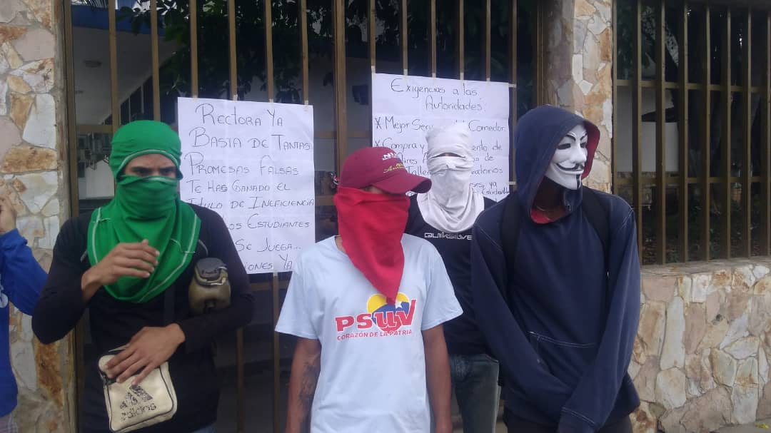 Estudiantes de UPPT-Trujillo protestan para exigir la renuncia de la rectora #5Jun (fotos)