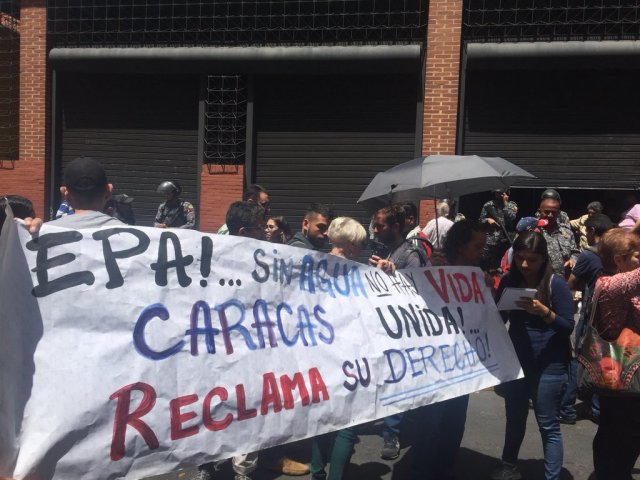 Protesta de los vecinos del municipio Libertador frente a sede de Hidrocapital / FOTO @RayliLujan