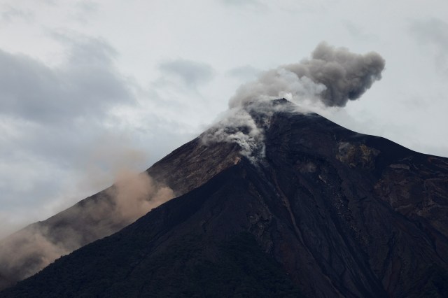 El volcán fuego expulsa una pluma de ceniza y humo en Alotenango, Guatemala. 8 de junio 2018. REUTERS/Jose Cabezas - RC1935BE1160