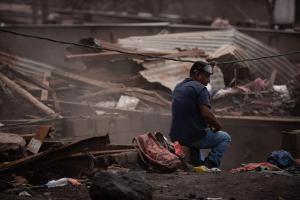 Declaran inhabitable la zona arrasada por volcán en Guatemala