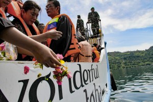 Al menos 12 muertos tras naufragio de un ferry en Indonesia