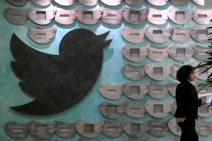 Se hunden acciones de Twitter en Wall Street por baja de usuarios