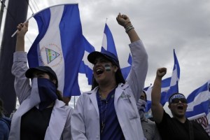 Trabajadores de salud protestan por despidos tras atender a manifestantes en Nicaragua