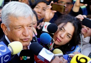 López Obrador vota y dice que mexicanos deciden entre lo mismo y el cambio