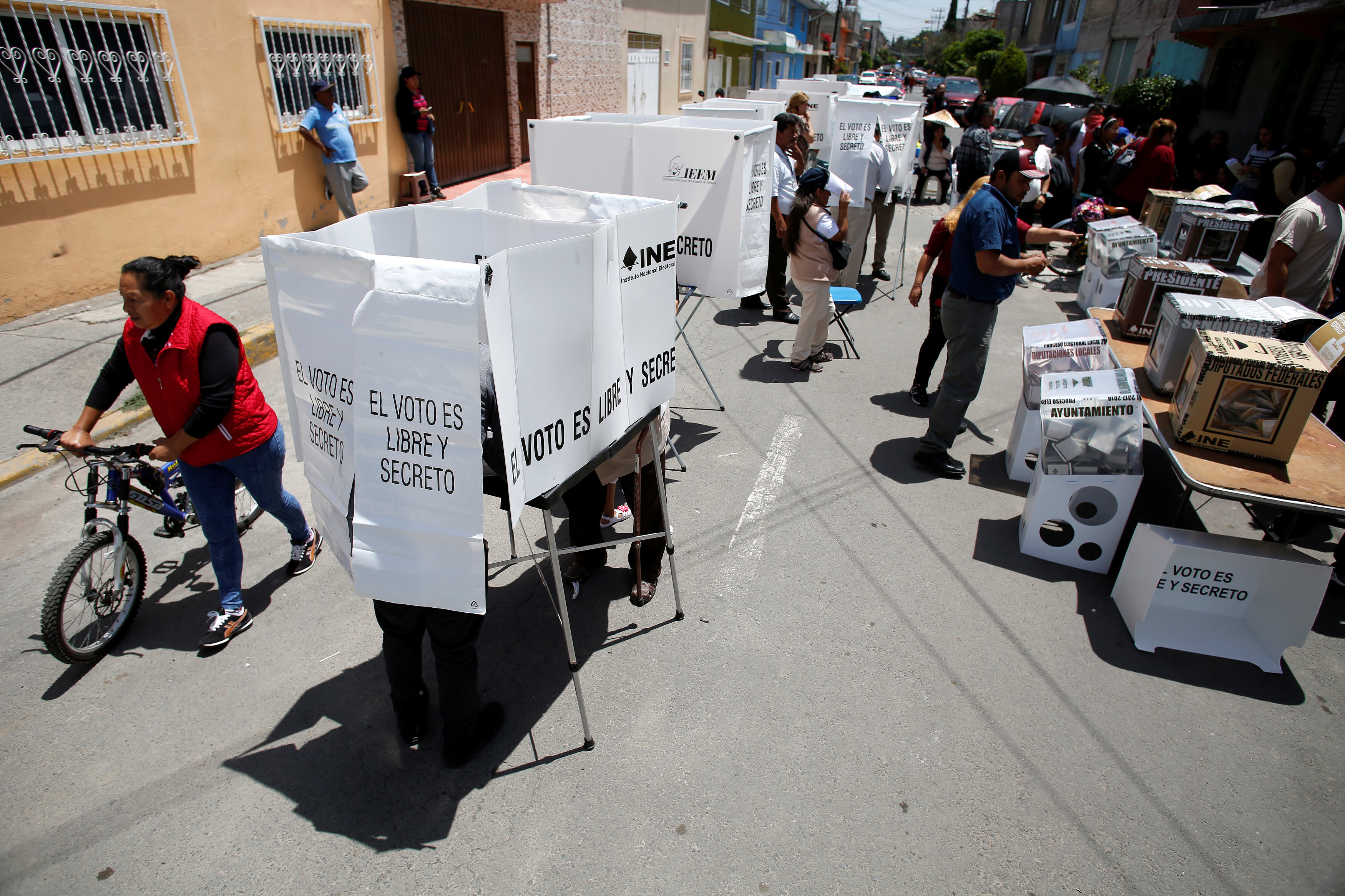 Algunos electores mexicanos usan su propio bolígrafo para prevenir el fraude