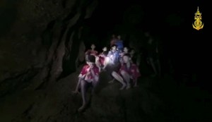 Dijeron al mundo que los niños de Tailandia habían buceado para salir de la caverna… pero fue mentira