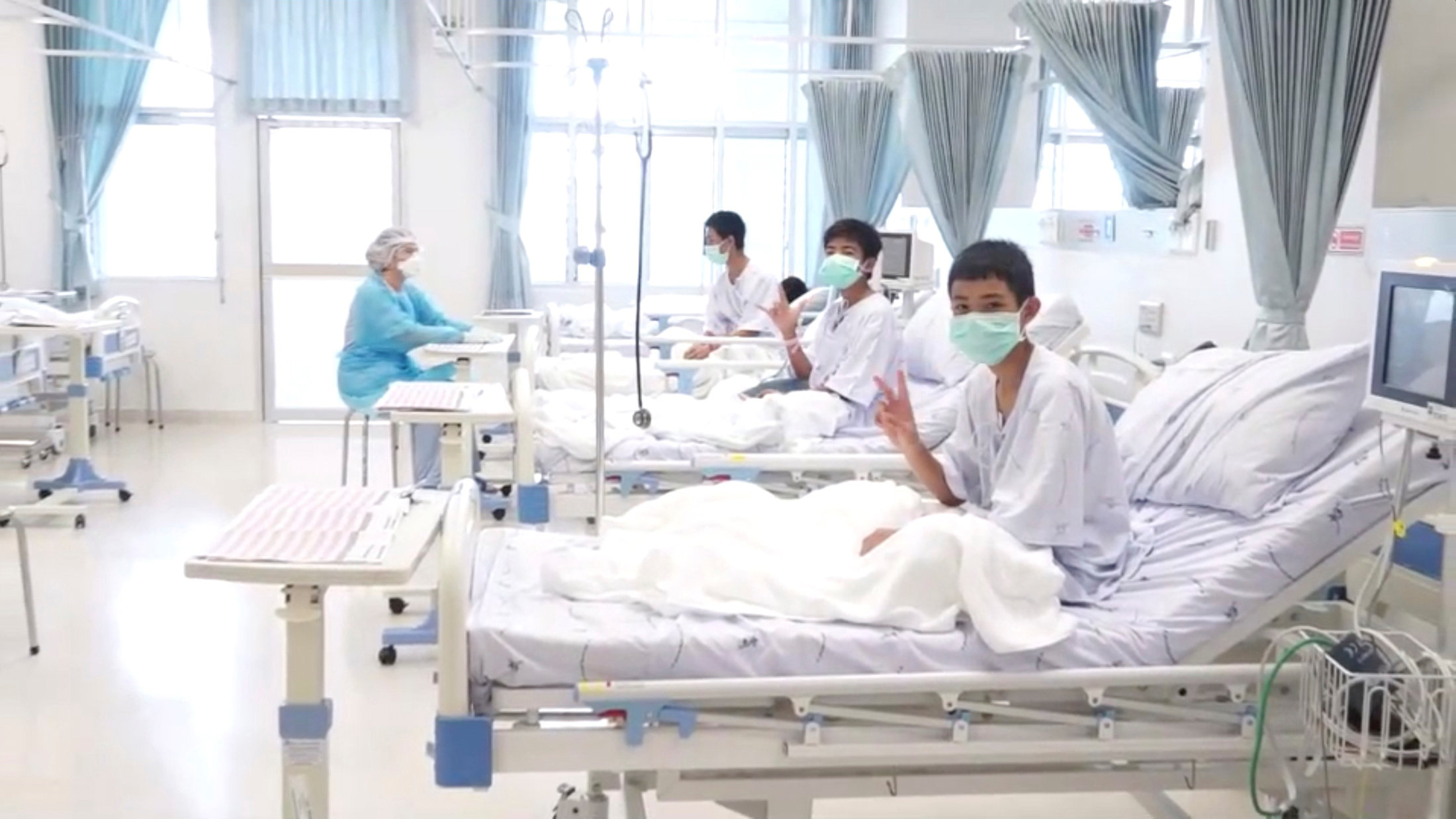 Los niños rescatados de la cueva de Tailandia salen del hospital