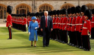 ¿Se atrevió Donald Trump a caminar delante de la Reina Isabel II?
