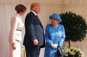 La reina Isabel recibe a Trump y a Melania (fotos y video)